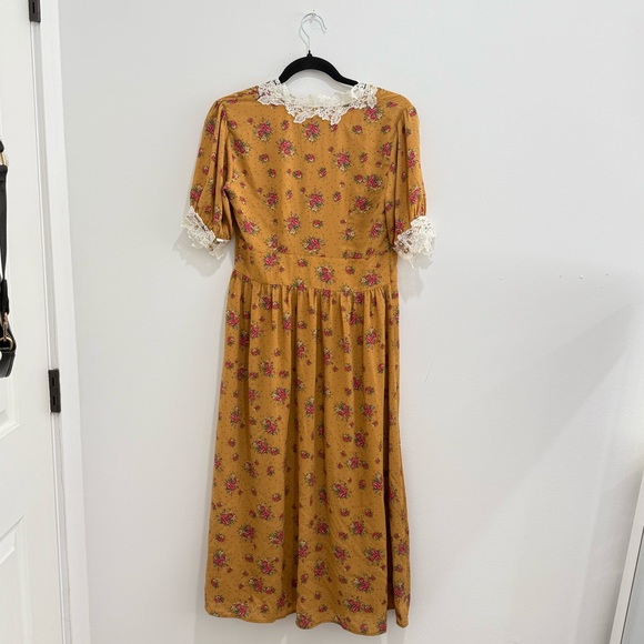 🌸 Floral Lace Dress 🌸 - Picture 6 of 6